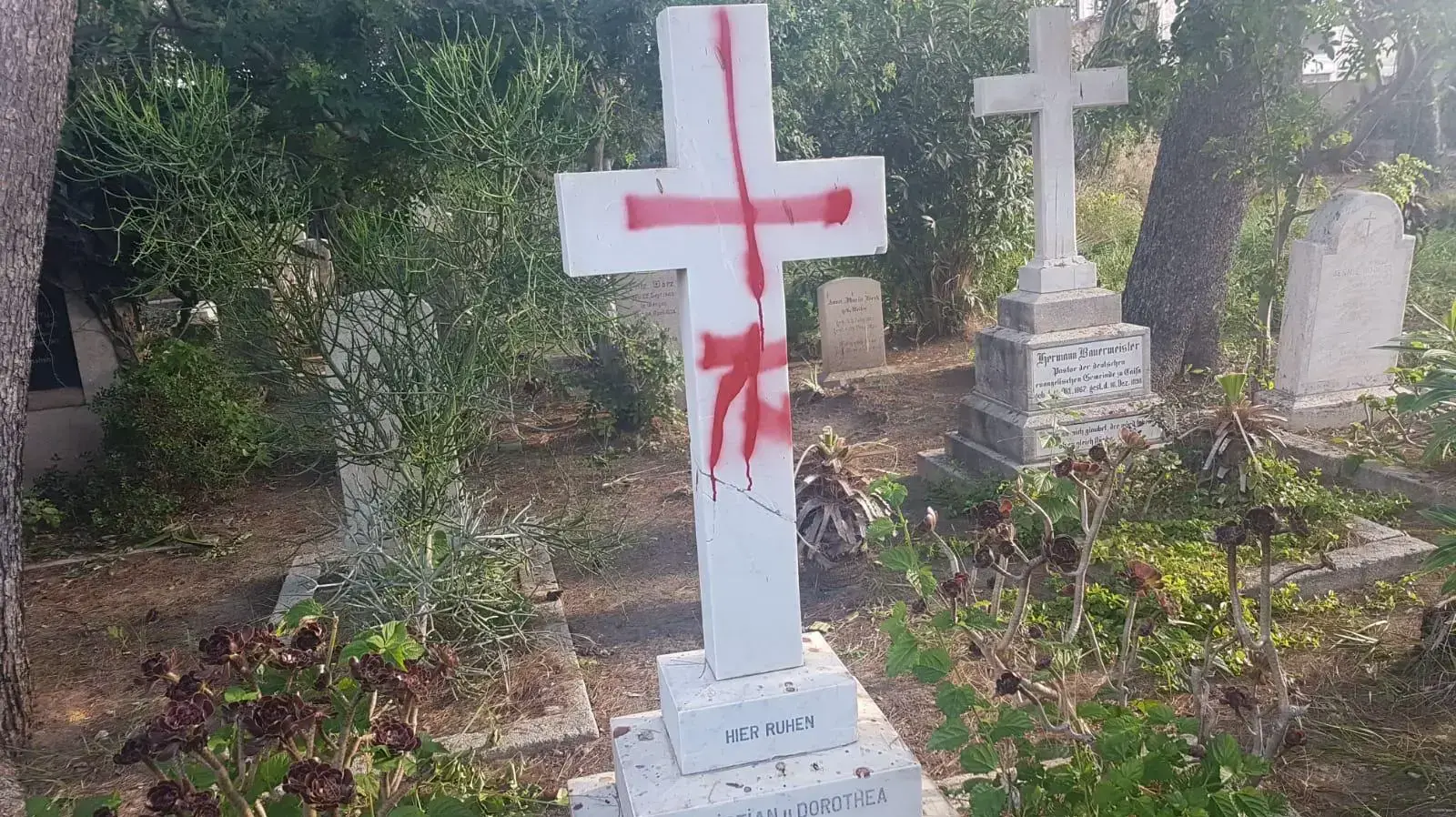 כתובות נאצה ועקירת מצבות בבית העלמין הצבאי הבריטי בחיפה, 11 באוקטובר 2019 כתובות נאצה ועקירת מצבות בבית העלמין הצבאי הבריטי בחיפה, 11 באוקטובר 2019
