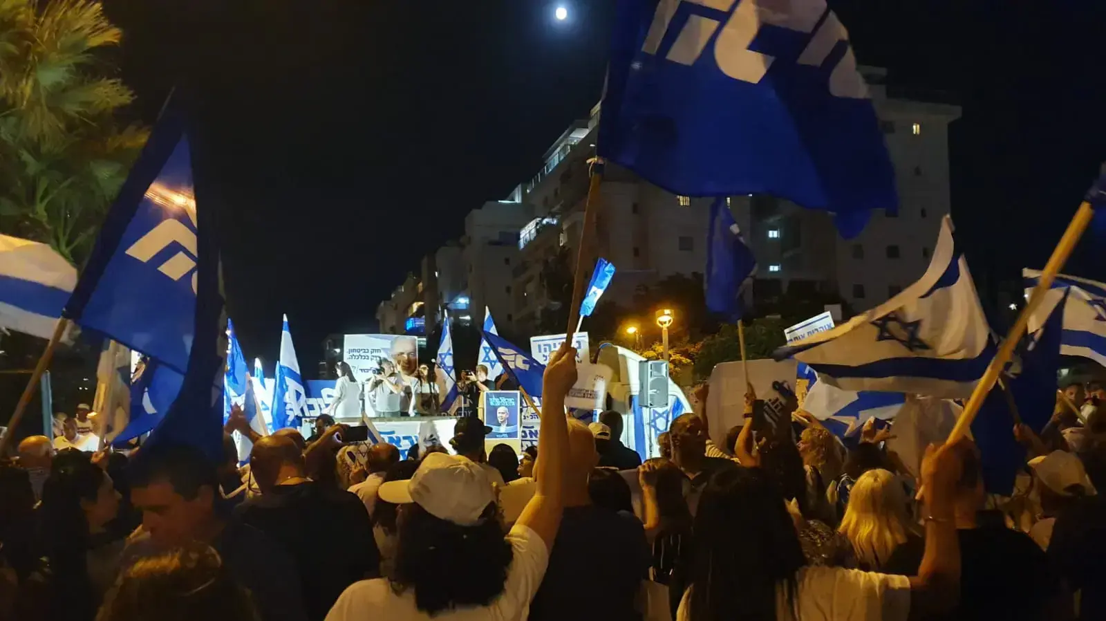 הפגנת תמיכה בראש הממשלה בנימין נתניהו בכיכר גורן בפתח תקווה מול בית היועמ"ש ב-12 באוקטובר 2019 הפגנת תמיכה בראש הממשלה בנימין נתניהו בכיכר גורן בפתח תקווה מול בית היועמ"ש ב-12 באוקטובר 2019