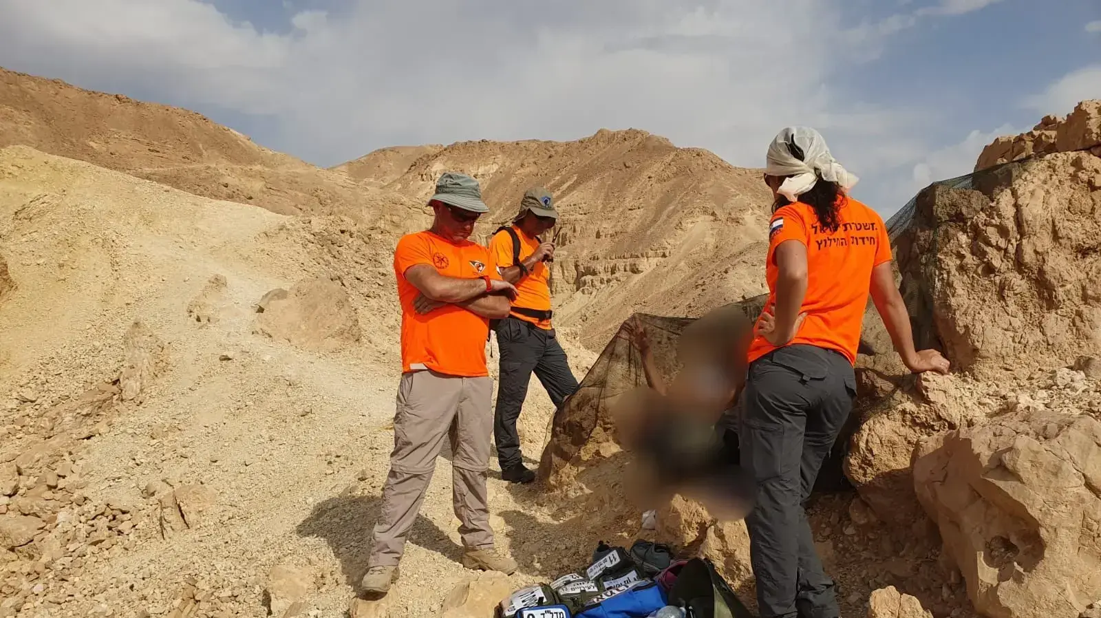 אם וביתה שאבדה דרכם ונשארו במהלך הלילה בשטח בקניון האדום חולצו על ידי מתנדבי יחידת החילוץ המשטרתית אם וביתה שאבדה דרכם ונשארו במהלך הלילה בשטח בקניון האדום חולצו על ידי מתנדבי יחידת החילוץ המשטרתית