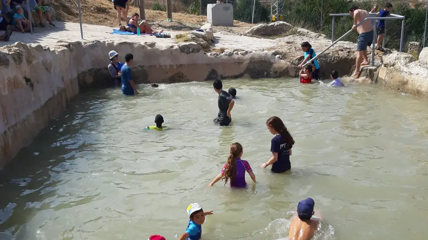 מטיילים במעין עין חניה, 15 באוקטובר 2019 מטיילים במעין עין חניה, 15 באוקטובר 2019
