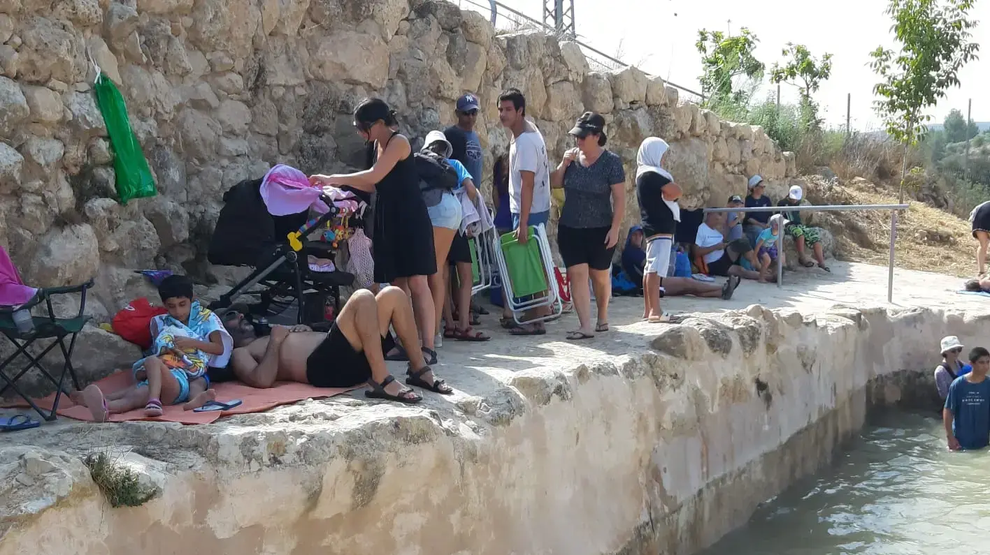 מטיילים במעין עין חניה, 15 באוקטובר 2019 מטיילים במעין עין חניה, 15 באוקטובר 2019