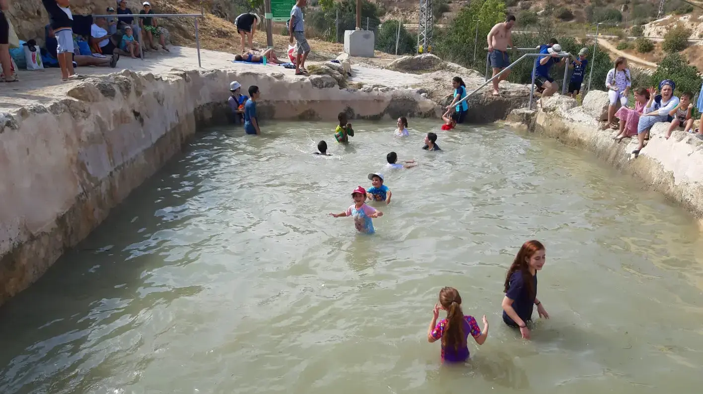 מטיילים במעין עין חניה, 15 באוקטובר 2019 מטיילים במעין עין חניה, 15 באוקטובר 2019