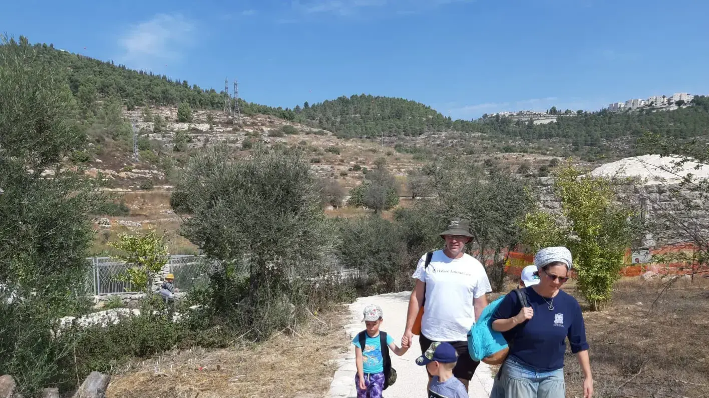 מטיילים במעין עין חניה, 15 באוקטובר 2019 מטיילים במעין עין חניה, 15 באוקטובר 2019