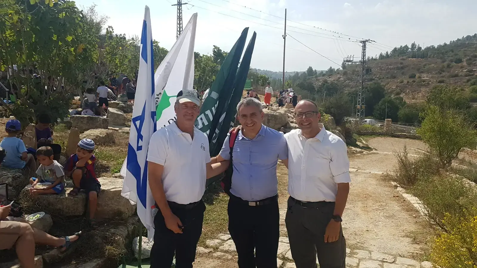 השר להגנת הסביבה זאב אלקין.מרדכי בניטה מנכל המשרד לענייני ירושלים ומורשת. ושאול גולדשטיין מנכ"ל רשות הטבע והגנים במעין עין חניה, 15 באוקטובר 2019 השר להגנת הסביבה זאב אלקין.מרדכי בניטה מנכל המשרד לענייני ירושלים ומורשת. ושאול גולדשטיין מנכ"ל רשות הטבע והגנים במעין עין חניה, 15 באוקטובר 2019