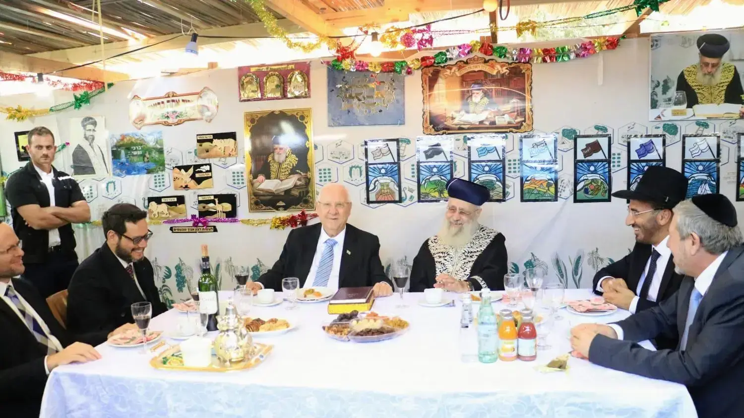 ביקורו של נשיא המדינה מר ראובן (רובי) ריבלין בסוכתו של הרב הראשי לישראל הראש״ל הגר״י יוסף, ירושלים, 15 באוקטובר 2019