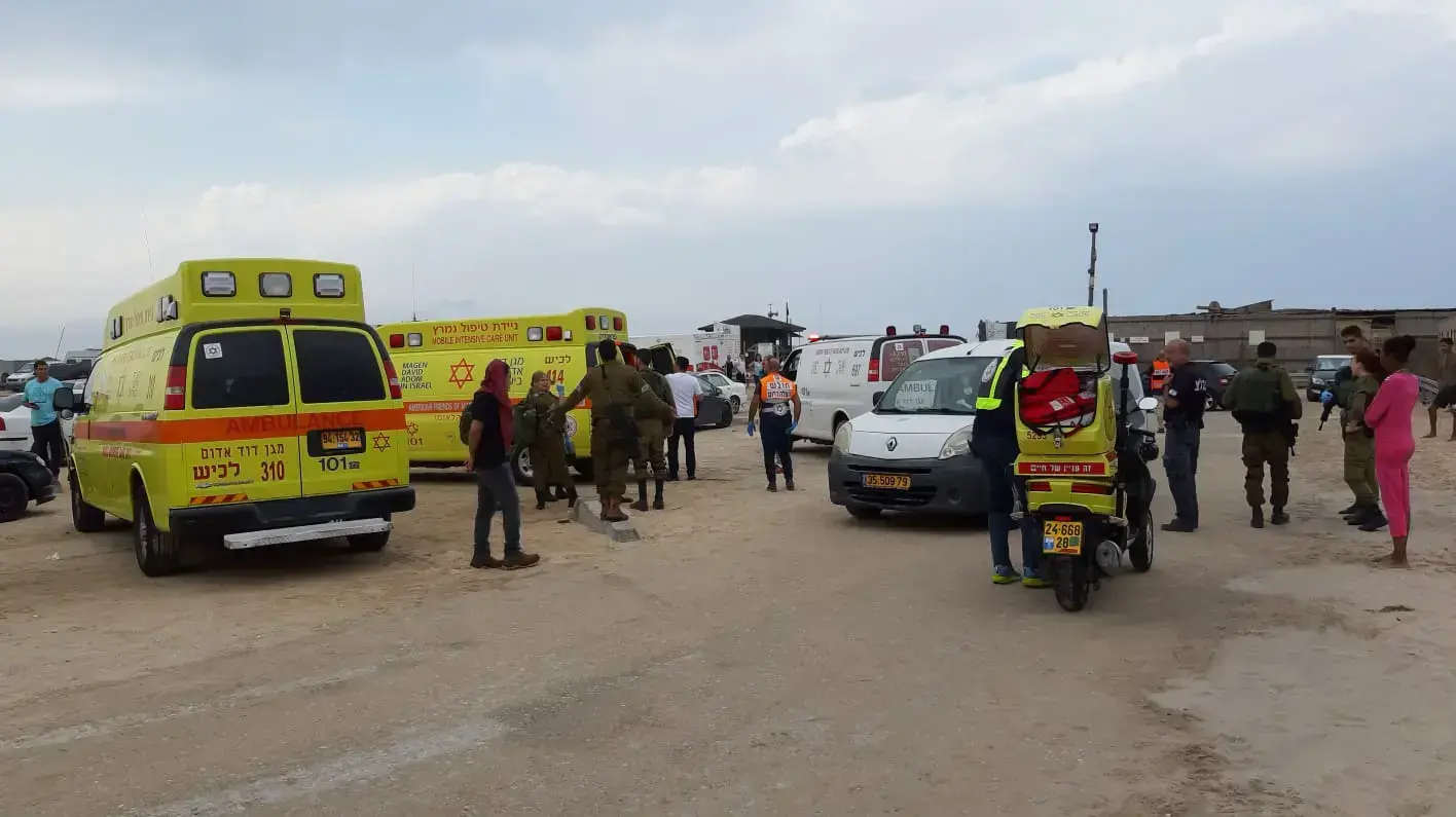 כוחות החילוץ בחוף זיקים, בשל פגיעת הברק בשלושה בני אדם