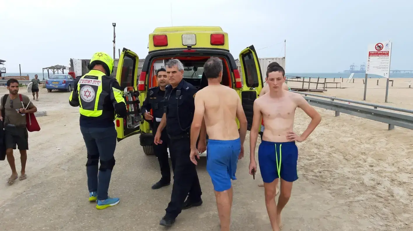 כוחות החילוץ בחוף זיקים, בשל פגיעת הברק בשלושה בני אדם כוחות החילוץ בחוף זיקים, בשל פגיעת הברק בשלושה בני אדם