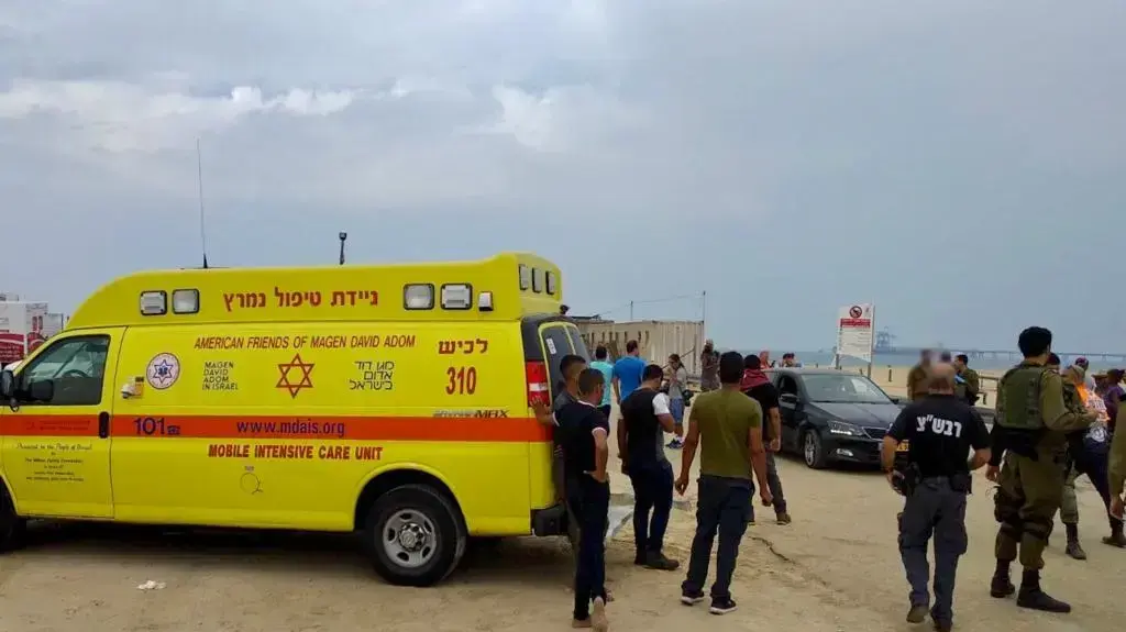 כוחות החילוץ בחוף זיקים, בשל פגיעת הברק בשלושה בני אדם, 15 באוקטובר 2019 כוחות החילוץ בחוף זיקים, בשל פגיעת הברק בשלושה בני אדם, 15 באוקטובר 2019