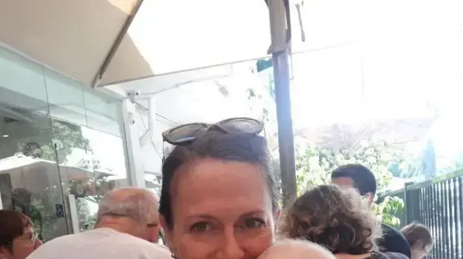 שירי פורר אשר אושפזה אמש במצב קשה מאוד במחלקה לרפואה דחופה באיכילוב לאחר שחטפה הרעלה מסלט טונה שהזמינה ברשת ארומה ובתה שירי פורר אשר אושפזה אמש במצב קשה מאוד במחלקה לרפואה דחופה באיכילוב לאחר שחטפה הרעלה מסלט טונה שהזמינה ברשת ארומה ובתה