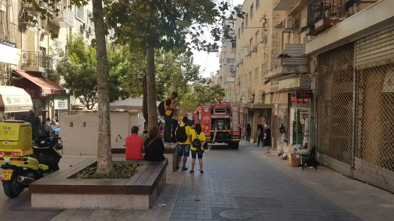 זירת השריפה בדירת מגורים ברחוב בן יהודה ירושלים 16 באוקטובר 2019 זירת השריפה בדירת מגורים ברחוב בן יהודה ירושלים 16 באוקטובר 2019