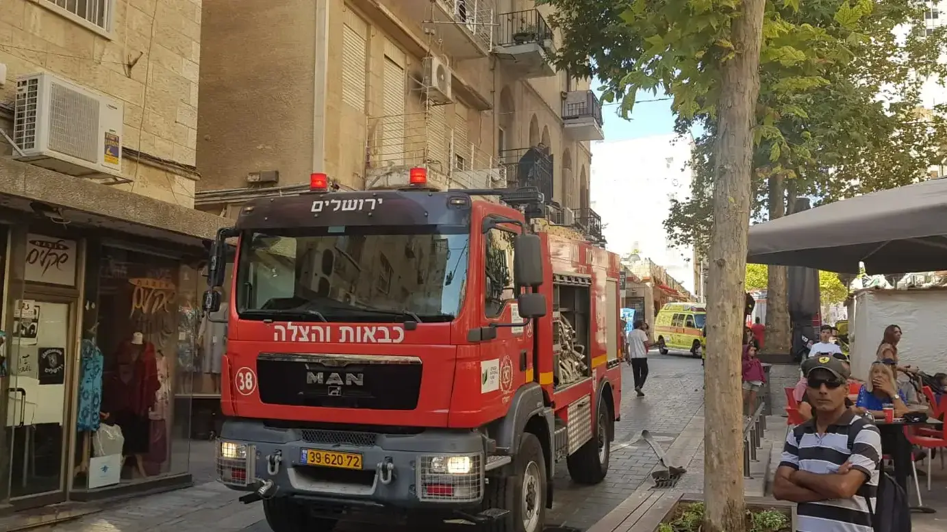 זירת השריפה בדירת מגורים ברחוב בן יהודה בירושלים 16 באוקטובר 2019 זירת השריפה בדירת מגורים ברחוב בן יהודה בירושלים 16 באוקטובר 2019