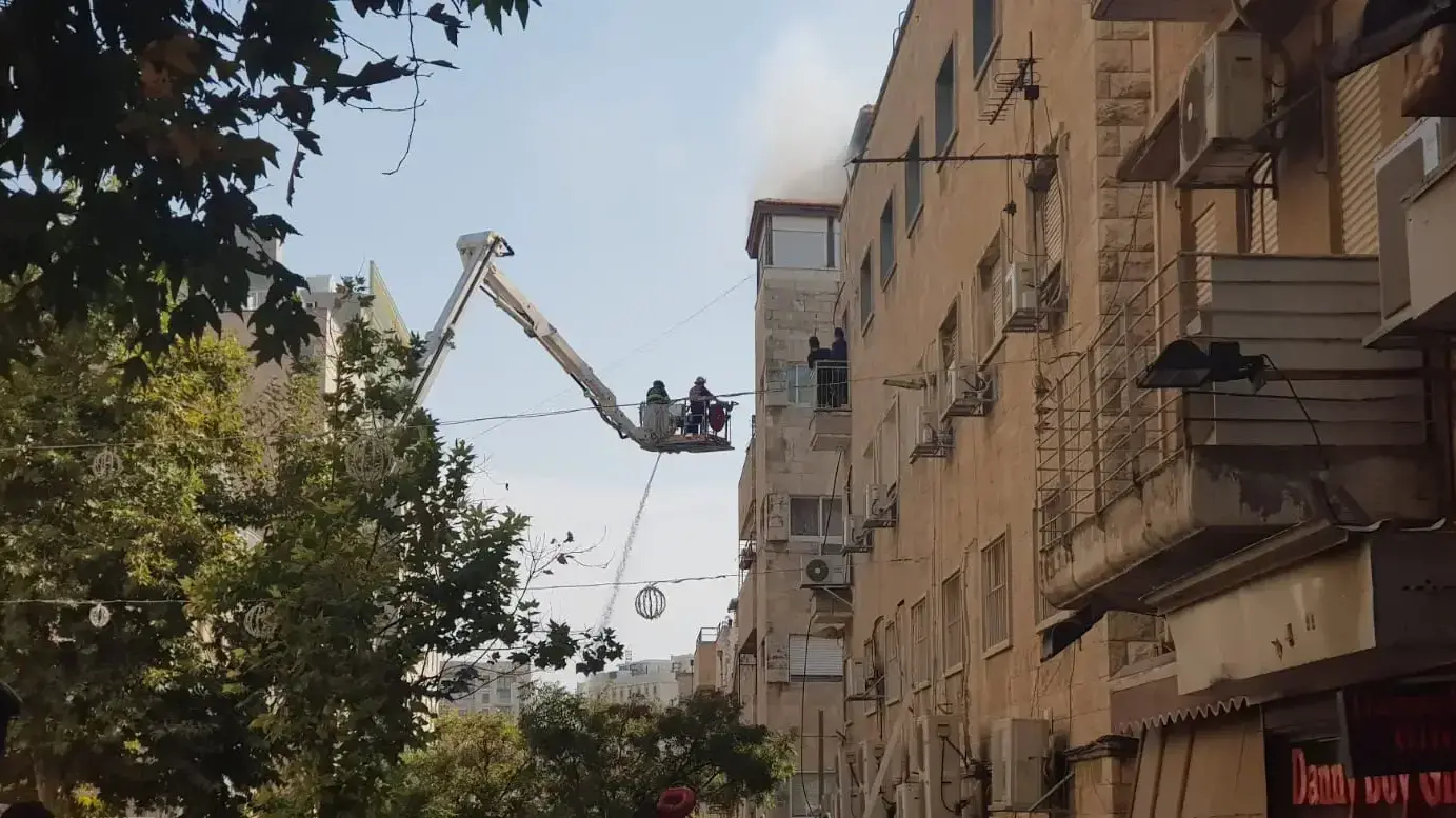 זירת השריפה בדירת מגורים ברחוב בן יהודה ירושלים 16 באוקטובר 2019 זירת השריפה בדירת מגורים ברחוב בן יהודה ירושלים 16 באוקטובר 2019