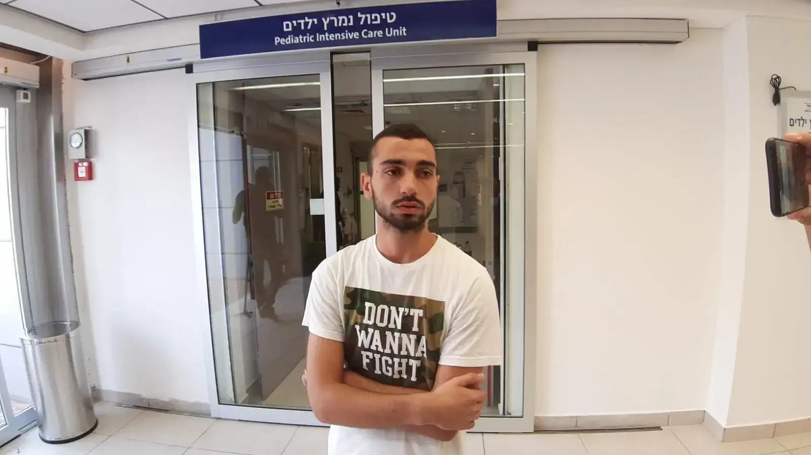 איתמר חזות אחיו של אשר הפצוע ממכת ברק בחוף זיקים בביה"ח, ברזילי, אשקלון 16 באוקטובר 2109 איתמר חזות אחיו של אשר הפצוע ממכת ברק בחוף זיקים בביה"ח, ברזילי, אשקלון 16 באוקטובר 2109
