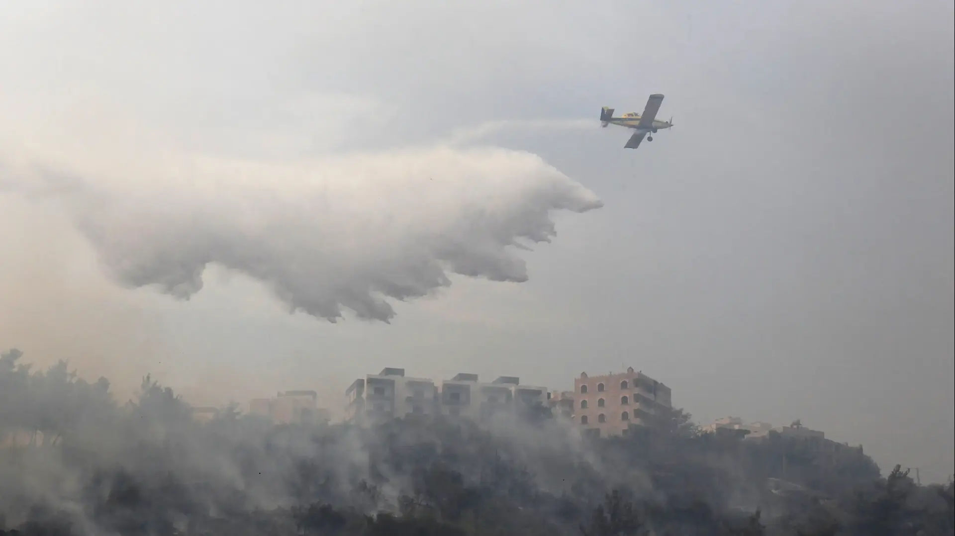 מטוס כיבוי מנסה להתגבר על השריפה שפרצה באזור א-שוף, לבנון 15 באוקטבור 2019 מטוס כיבוי מנסה להתגבר על השריפה שפרצה באזור א-שוף, לבנון 15 באוקטבור 2019