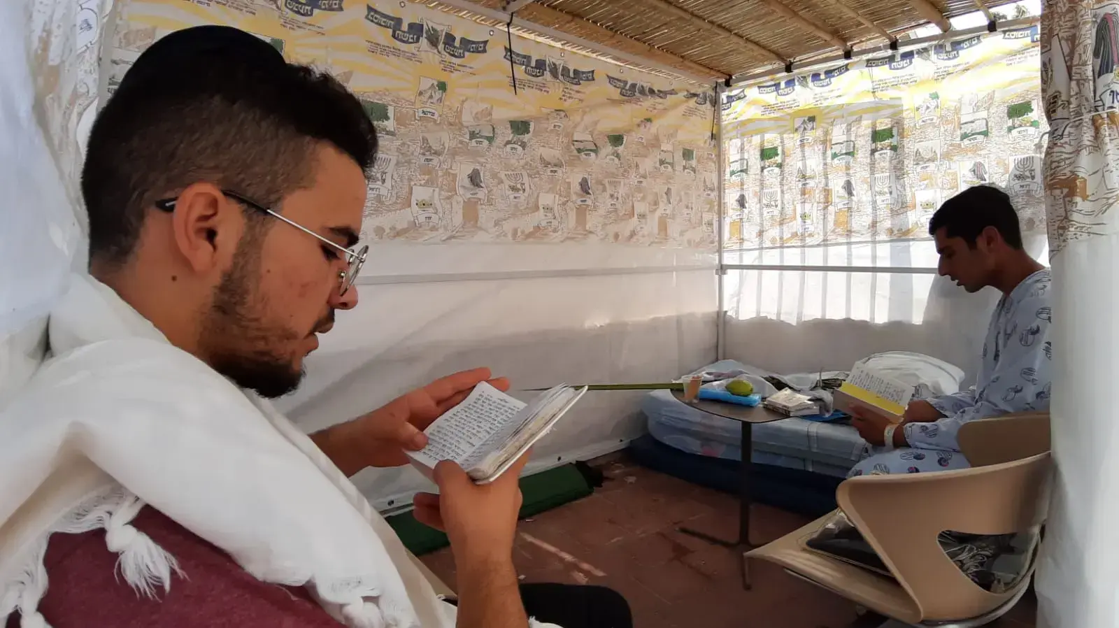 אלחנן חזות, הפצוע ממכת הברק בחוף זיקים מתפלל לרפואת אחיו בסוכה שהקומה בביה"ח, ברזילי, אשקלון 16 באוקטובר 2109
אלחנן חזות, הפצוע ממכת הברק בחוף זיקים מתפלל לרפואת אחיו בסוכה שהקומה בביה"ח, ברזילי, אשקלון 16 באוקטובר 2109