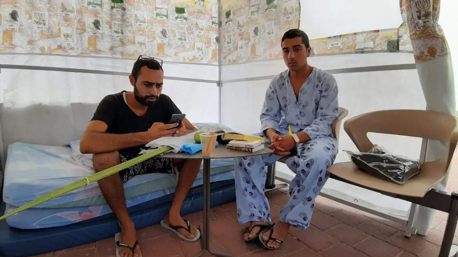 אלחנן חזות, הפצוע ממכת הברק בחוף זיקים מתפלל לרפואת אחיו בסוכה שהקומה בביה"ח, ברזילי, אשקלון 16 באוקטובר 2109
אלחנן חזות, הפצוע ממכת הברק בחוף זיקים מתפלל לרפואת אחיו בסוכה שהקומה בביה"ח, ברזילי, אשקלון 16 באוקטובר 2109
