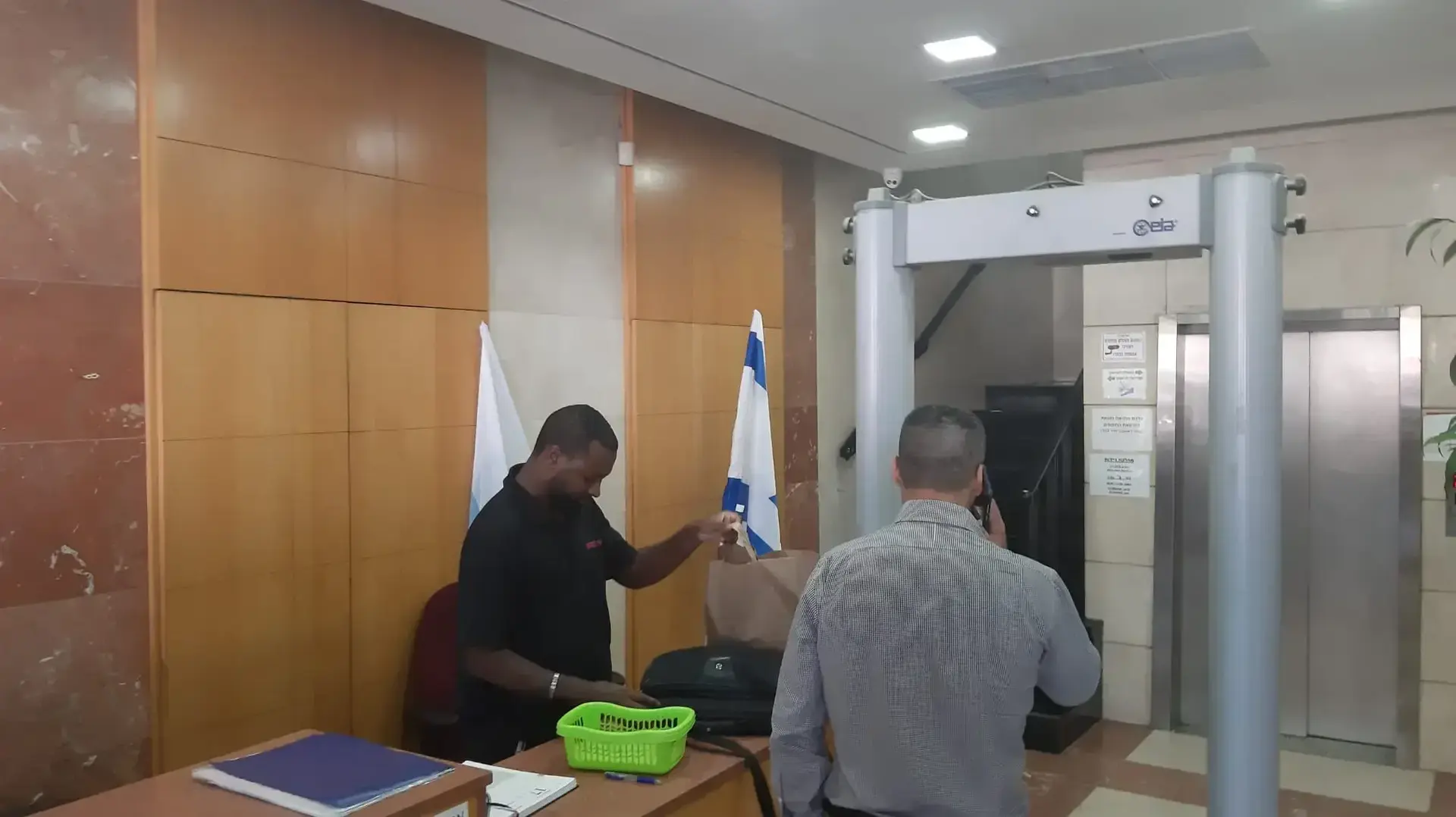 נציג ארומה בעת הגעתו לדיון במשרד הבריאות, עקב אשפוזם של שניים לאחר שאכלו סלט וכריך טונה בסניף של הרשת ברחוב מנחם בגין בתל אביב 16 באוקטובר 2019 נציג ארומה בעת הגעתו לדיון במשרד הבריאות, עקב אשפוזם של שניים לאחר שאכלו סלט וכריך טונה בסניף של הרשת ברחוב מנחם בגין בתל אביב 16 באוקטובר 2019