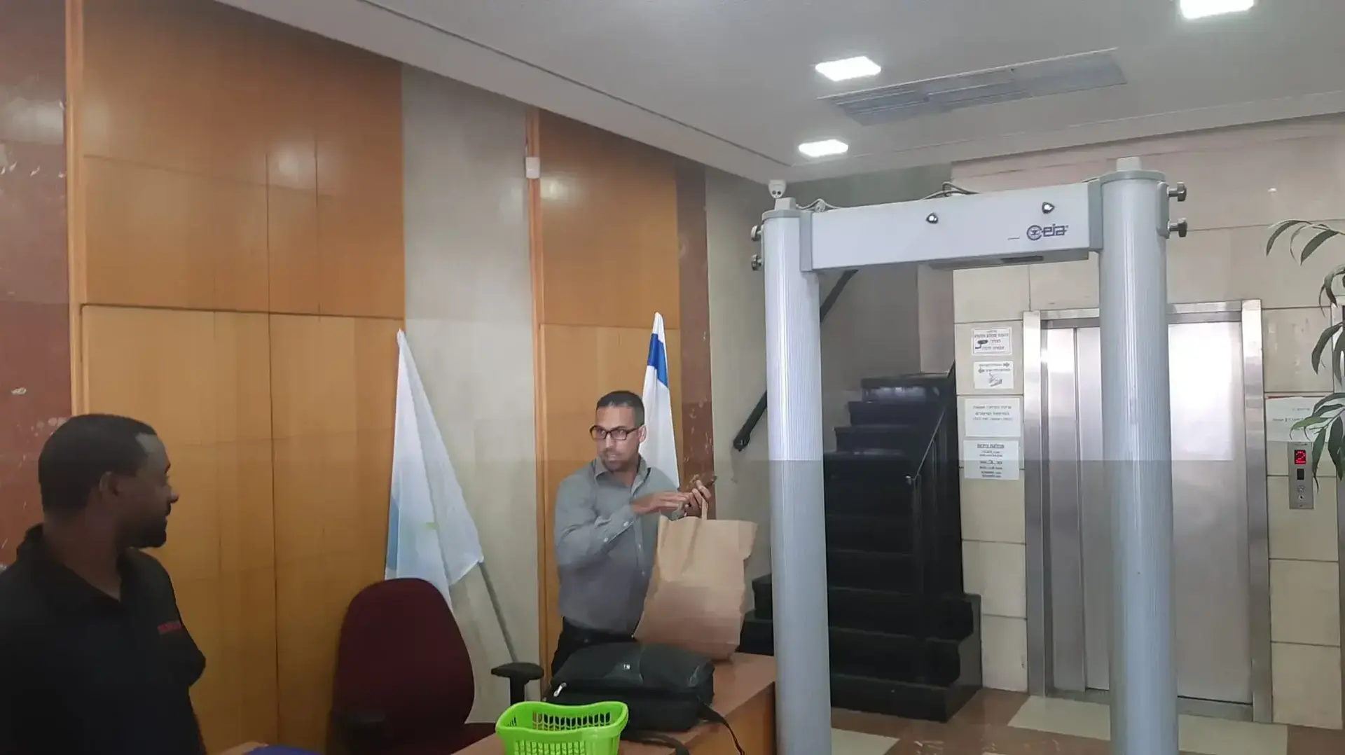 נציג ארומה בעת הגעתו לדיון במשרד הבריאות, עקב אשפוזם של שניים לאחר שאכלו סלט וכריך טונה בסניף של הרשת ברחוב מנחם בגין בתל אביב 16 באוקטובר 2019 נציג ארומה בעת הגעתו לדיון במשרד הבריאות, עקב אשפוזם של שניים לאחר שאכלו סלט וכריך טונה בסניף של הרשת ברחוב מנחם בגין בתל אביב 16 באוקטובר 2019