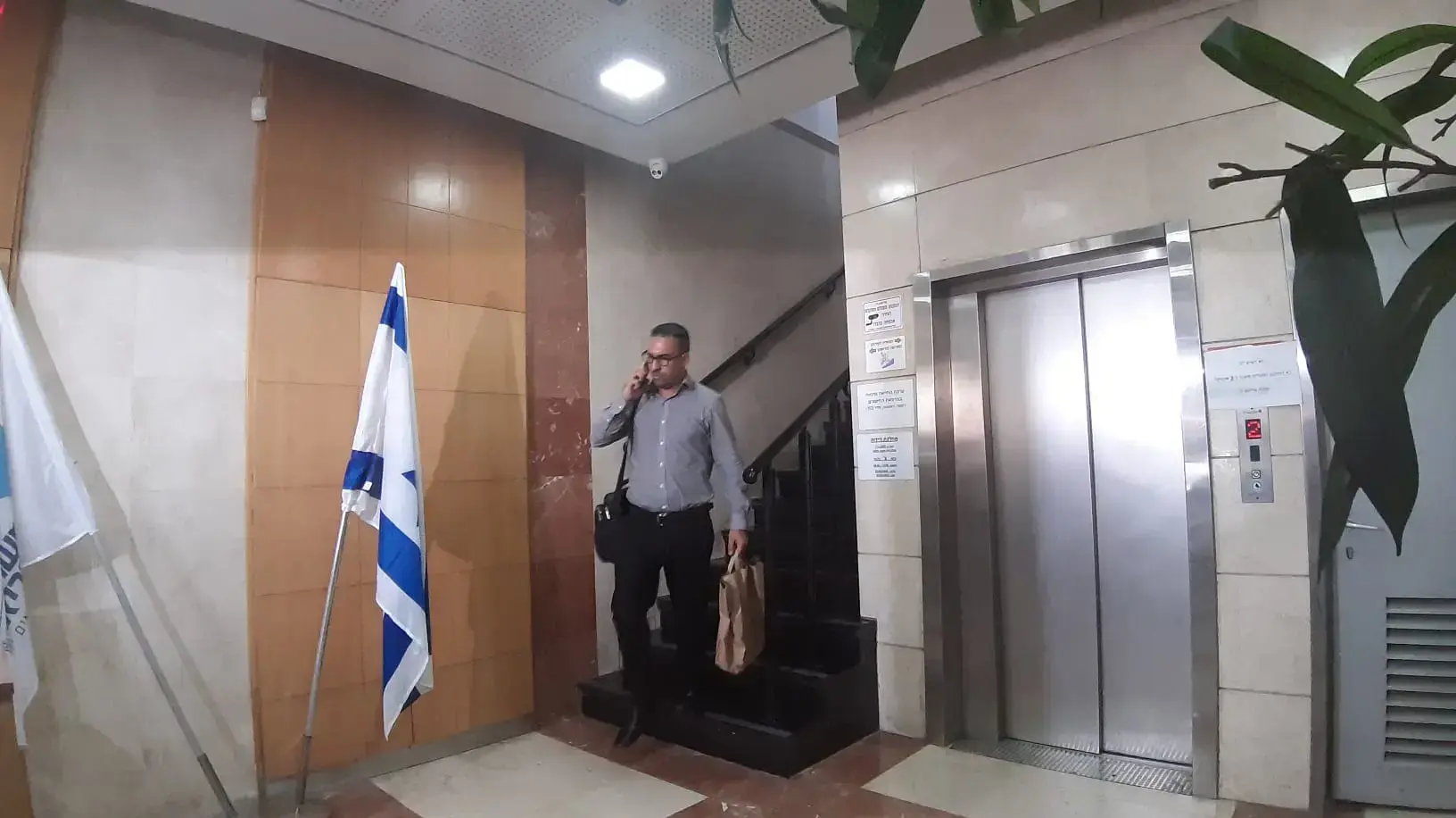 נציג ארומה יוצא מדיון במשרד הבריאות, עקב אשפוזם של שניים לאחר שאכלו סלט וכריך טונה בסניף של הרשת ברחוב מנחם בגין בתל אביב 16 באוקטובר 2019 נציג ארומה יוצא מדיון במשרד הבריאות, עקב אשפוזם של שניים לאחר שאכלו סלט וכריך טונה בסניף של הרשת ברחוב מנחם בגין בתל אביב 16 באוקטובר 2019