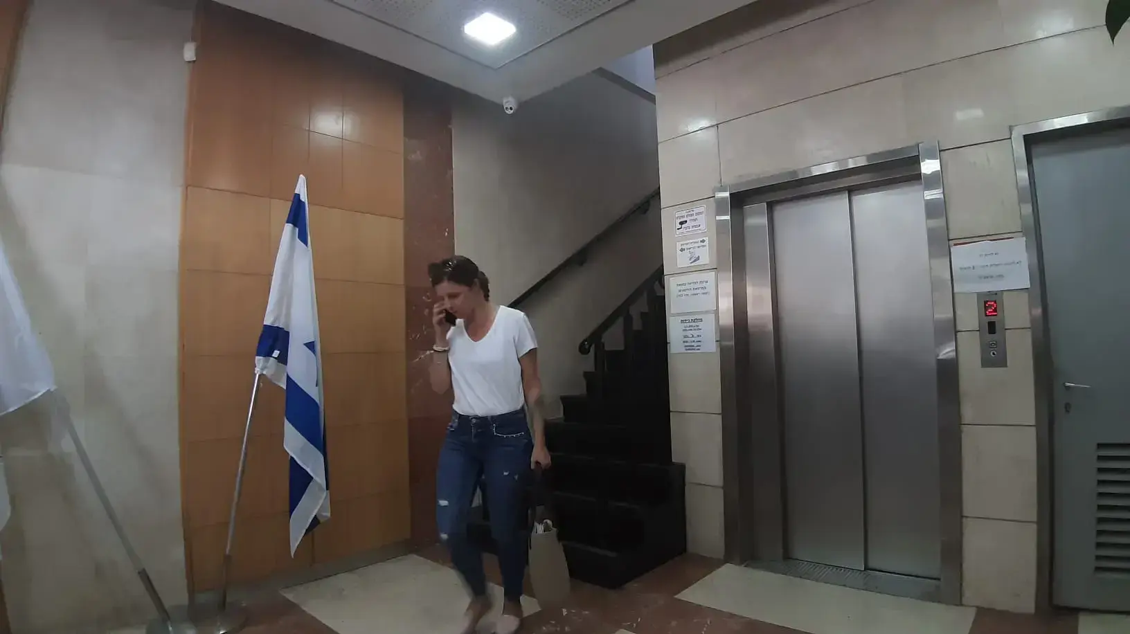 נציגת ארומה יוצאת מדיון במשרד הבריאות, עקב אשפוזם של שניים לאחר שאכלו סלט וכריך טונה בסניף של הרשת ברחוב מנחם בגין בתל אביב 16 באוקטובר 2019 נציגת ארומה יוצאת מדיון במשרד הבריאות, עקב אשפוזם של שניים לאחר שאכלו סלט וכריך טונה בסניף של הרשת ברחוב מנחם בגין בתל אביב 16 באוקטובר 2019