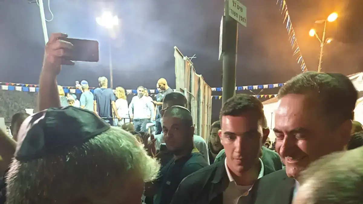 יאיר לפיד וישראל כץ בהילולה השנתית של יוצאי לוב בבית הכנסת בושאייף שבמושב זיתן, 16 באוקטובר 2019