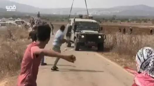 פלסטינים משליכים אבנים על ג'יפ צה"לי במהלך
הפרות סדר בעמק שילה 17 באוקטובר 2019 פלסטינים משליכים אבנים על ג'יפ צה"לי במהלך
הפרות סדר בעמק שילה 17 באוקטובר 2019