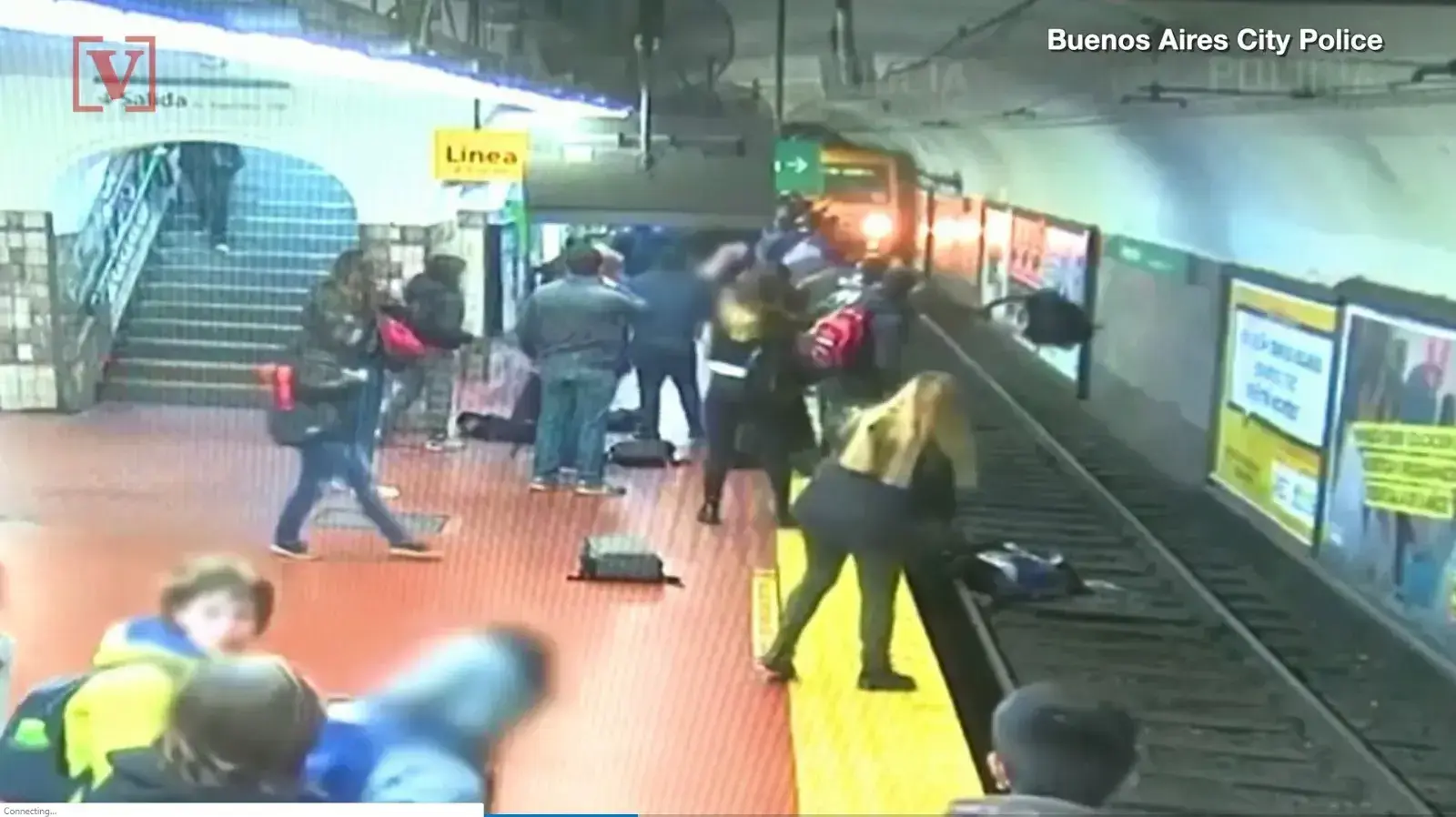 אישה שנפלה לפסי הרכבת התחתית בבואנוס איירס וניצלה ע"י עוברי אורח, 19 באוקטובר 2019
