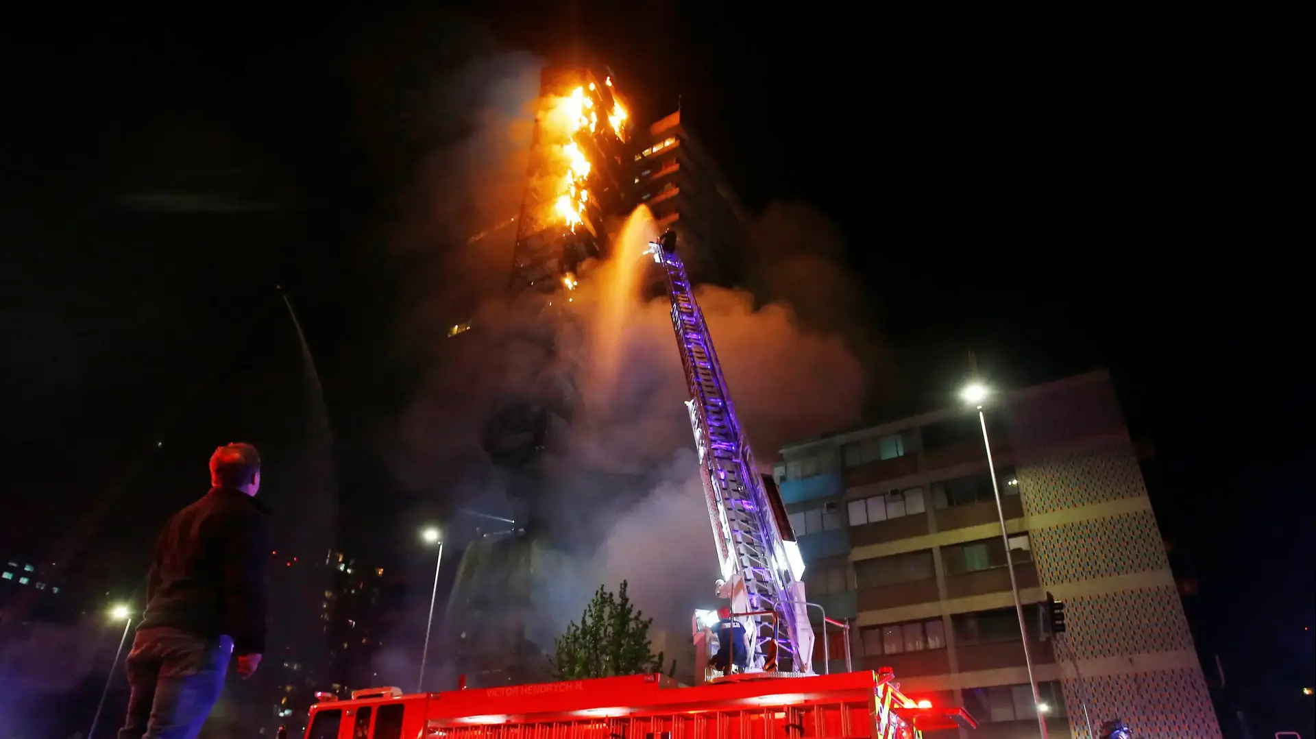 בניין עולה באש בבירת צ'ילה, 19 באוקטובר 2019 בניין עולה באש בבירת צ'ילה, 19 באוקטובר 2019