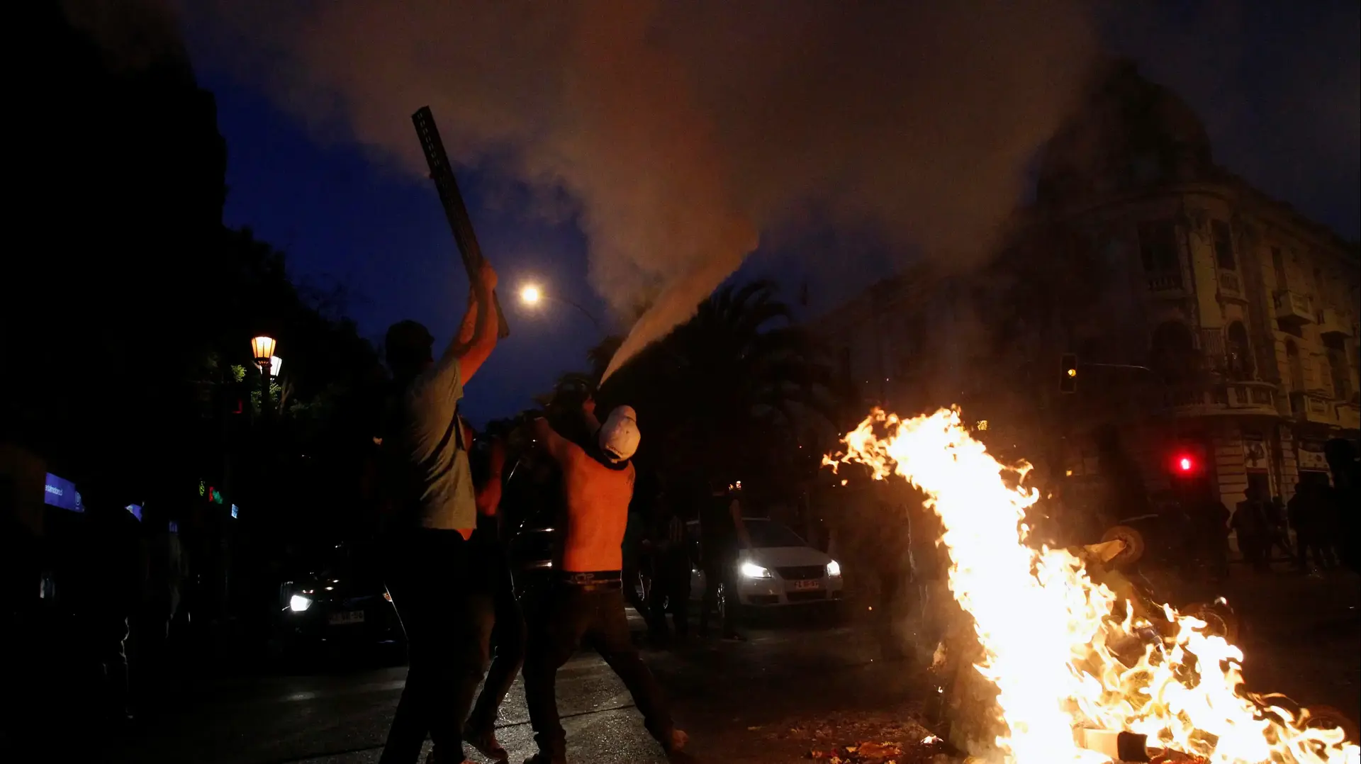 מפגינים בסנטיאגו בירת צ'ילה, 19 באוקטובר 2019 מפגינים בסנטיאגו בירת צ'ילה, 19 באוקטובר 2019