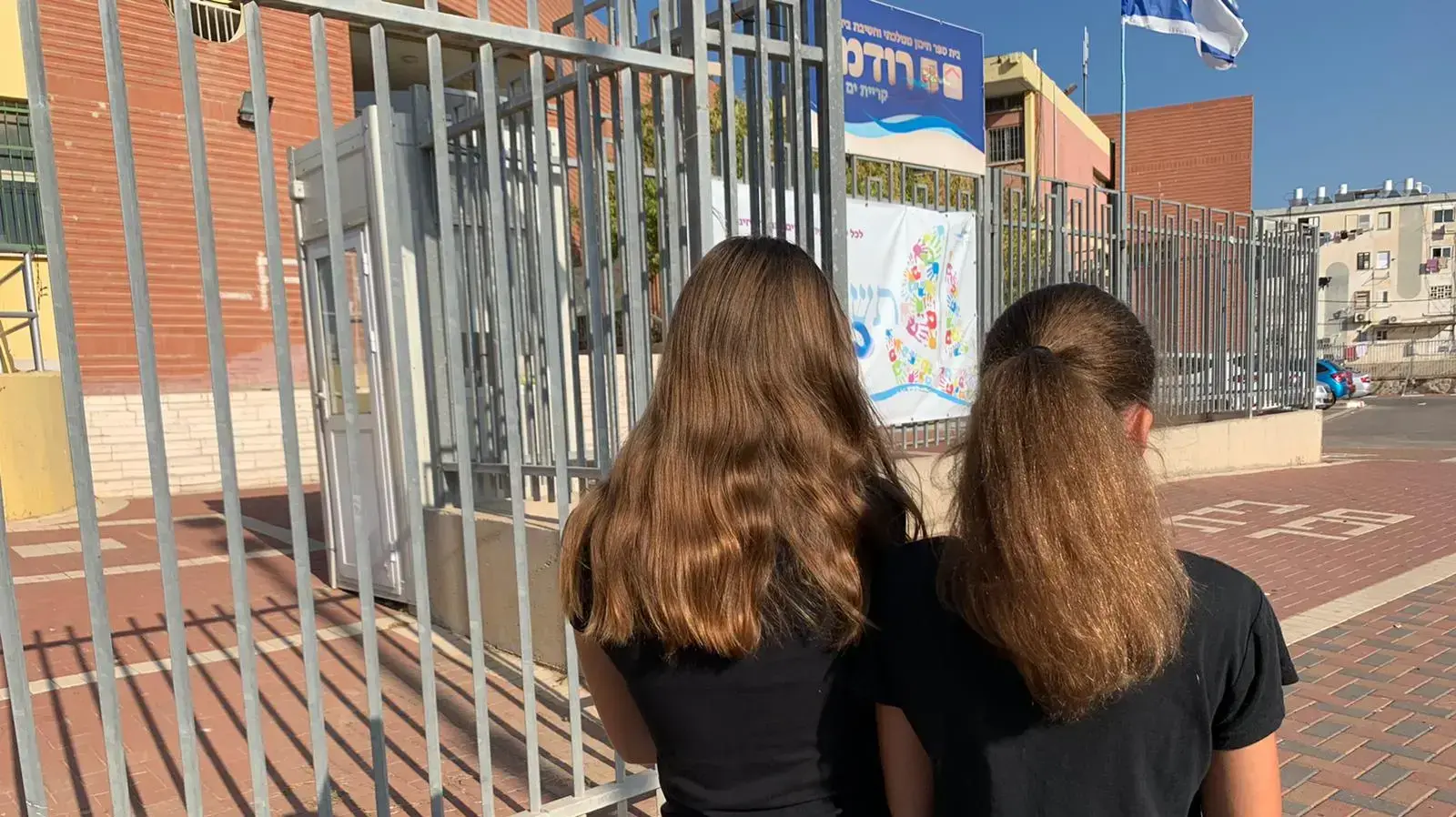 חברותיה של ענת רוזנברג שנהרגה בתאונה בכביש 6 בחטיבת הביניים רודמן בקריית ים חברותיה של ענת רוזנברג שנהרגה בתאונה בכביש 6 בחטיבת הביניים רודמן בקריית ים