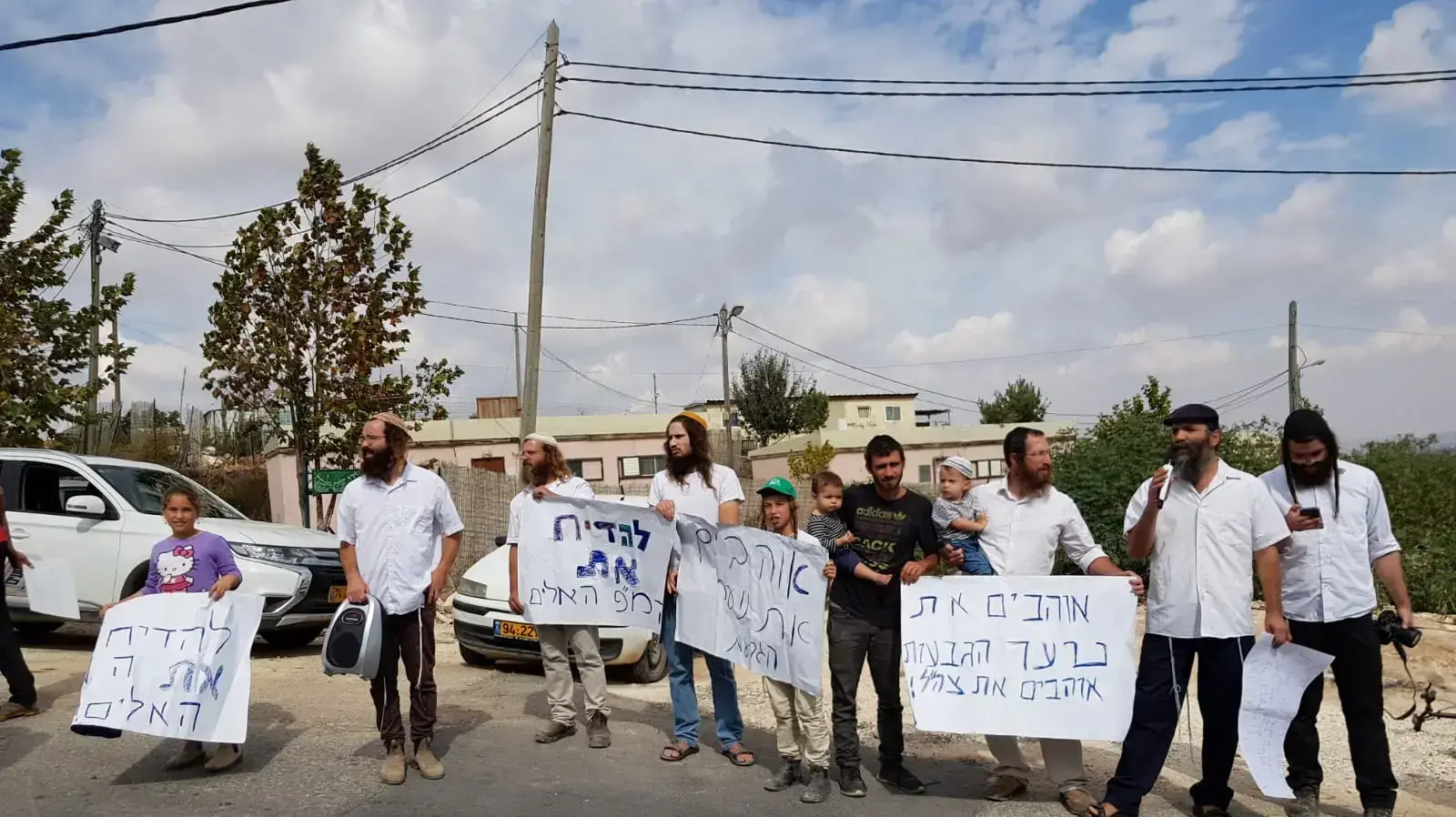 תושבי יצהר בהפגנת תמיכה לחיילי צה"ל לאחר התקיפה בה נפצע חייל באורח קל מזריקת אבנים סמוך להתנחלות. 20 באוקטובר 2019. תושבי יצהר בהפגנת תמיכה לחיילי צה"ל לאחר התקיפה בה נפצע חייל באורח קל מזריקת אבנים סמוך להתנחלות. 20 באוקטובר 2019.