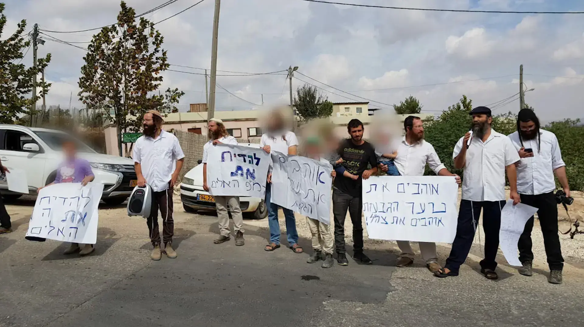 תושבי יצהר בהפגנת תמיכה לחיילי צה"ל לאחר התקיפה בה נפצע חייל באורח קל מזריקת אבנים סמוך להתנחלות. 20 באוקטובר 2019. תושבי יצהר בהפגנת תמיכה לחיילי צה"ל לאחר התקיפה בה נפצע חייל באורח קל מזריקת אבנים סמוך להתנחלות. 20 באוקטובר 2019.