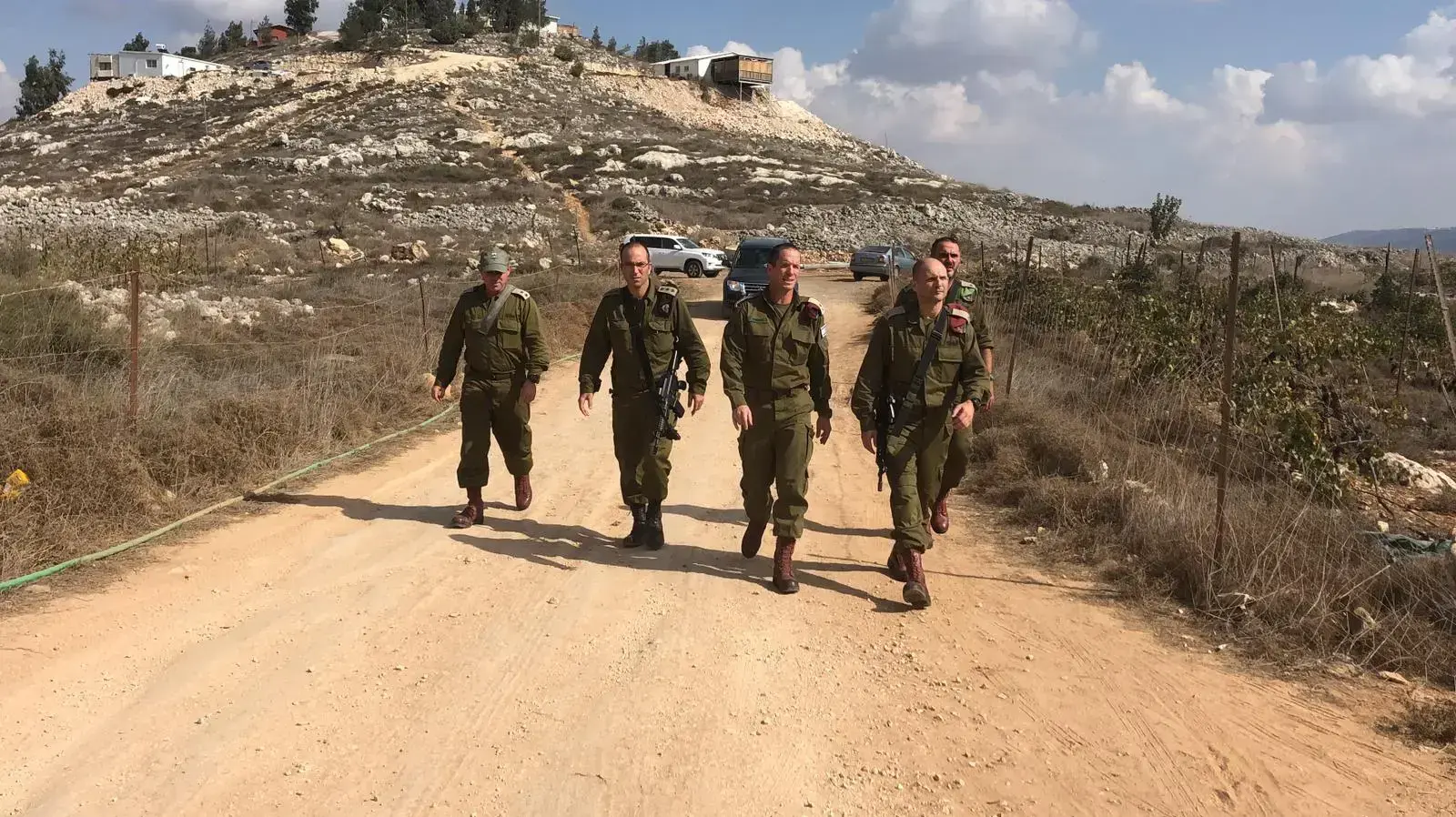 פקד פיקוד מרכז, אלוף נדב פדן, מפקד אוגדת יהודה ושומרון, תת-אלוף יניב אלאלוף ומפקד החטיבה המרחבית "שומרון", אלוף-משנה שגיב דהן בסיור ביצהר - 20 אוקטובר 2019 פקד פיקוד מרכז, אלוף נדב פדן, מפקד אוגדת יהודה ושומרון, תת-אלוף יניב אלאלוף ומפקד החטיבה המרחבית "שומרון", אלוף-משנה שגיב דהן בסיור ביצהר - 20 אוקטובר 2019