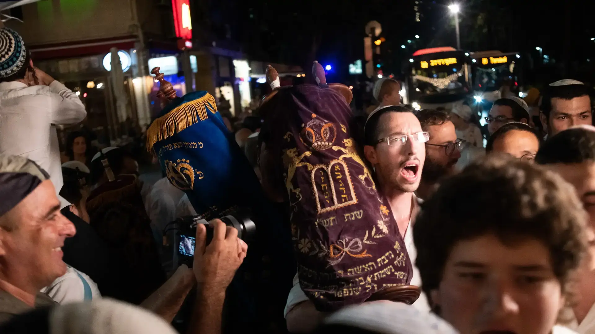 הקפות שניות בשמחת תורה, כיכר רבין ת"א, 21 באוקטובר 2019 הקפות שניות בשמחת תורה, כיכר רבין ת"א, 21 באוקטובר 2019