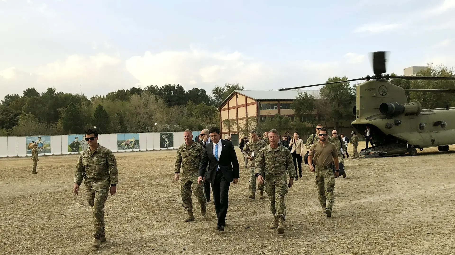 שר ההגנה של ארצות הברית מארק אספר עם חיילים אמריקניים באפגניסטן, 20 באוקטובר 2019