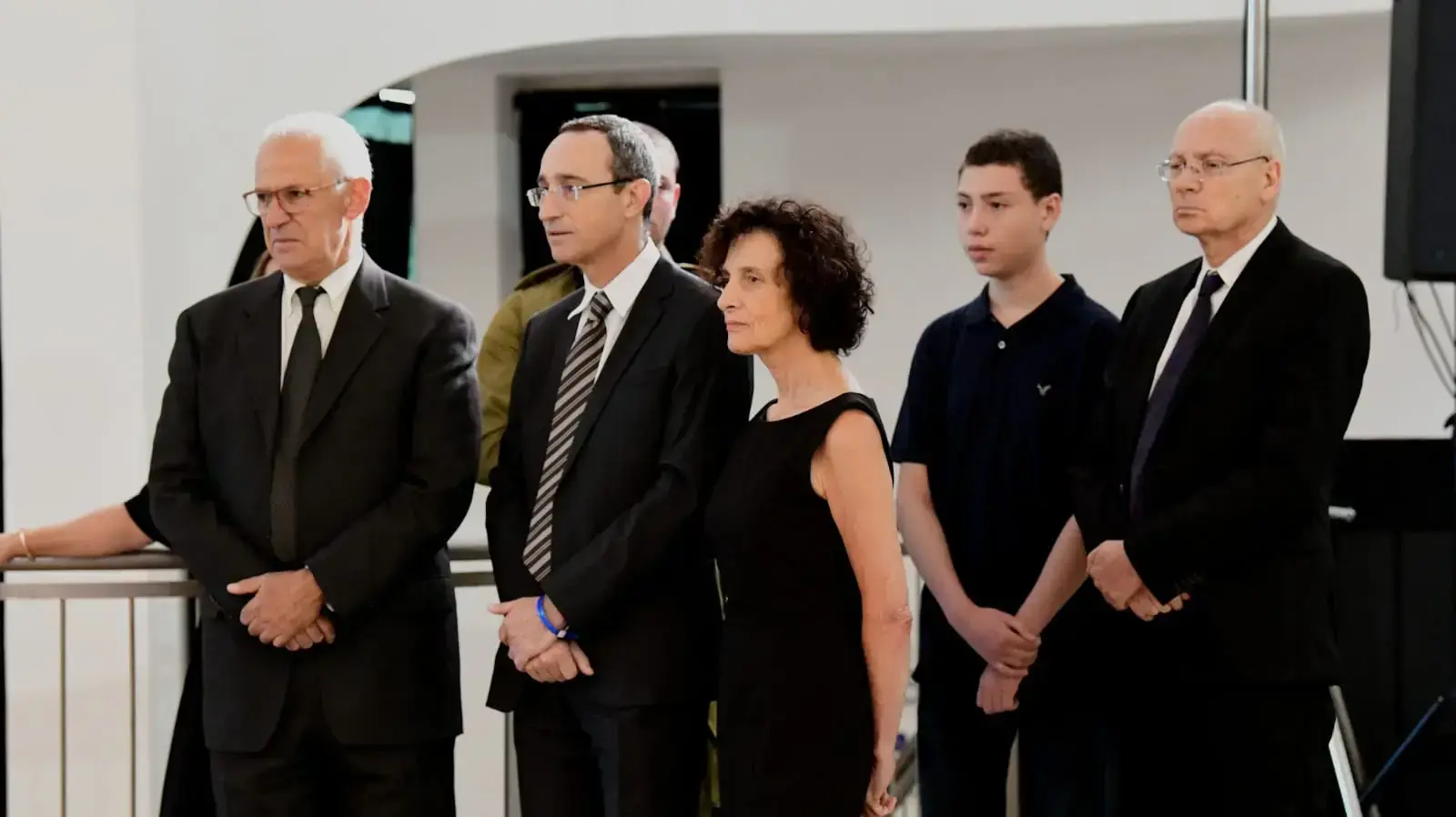 ילדיו ונכדיו של נשיא בית המשפט העליון לשעבר מאיר שמגר ליד ארונו שהוצב בבניין בית המשפט העליון בירושלים. 22 באוקטובר 2019. ילדיו ונכדיו של נשיא בית המשפט העליון לשעבר מאיר שמגר ליד ארונו שהוצב בבניין בית המשפט העליון בירושלים. 22 באוקטובר 2019.