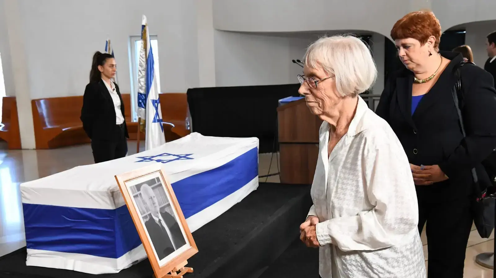 שופטת בית המשפט העליון לשעבר, דליה דורנר, חולפת על פני ארונו של נשיא בית המשפט העליון מאיר שמגר ז"ל, 22 באוקטובר 2019 שופטת בית המשפט העליון לשעבר, דליה דורנר, חולפת על פני ארונו של נשיא בית המשפט העליון מאיר שמגר ז"ל, 22 באוקטובר 2019