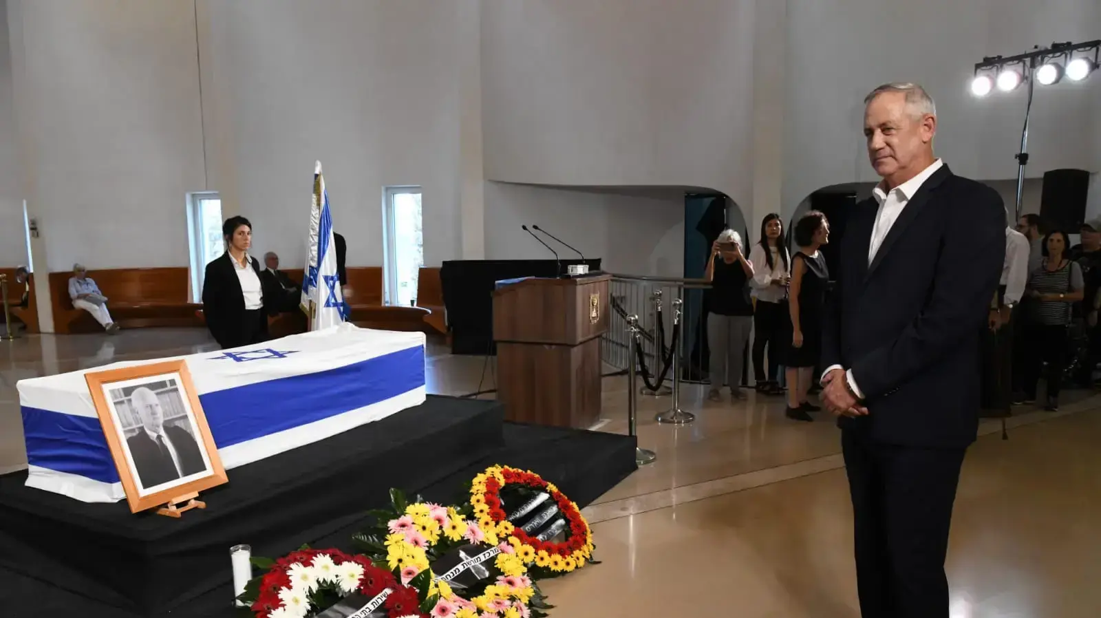 יו"ר כחול לבן בני גנץ מול ארונו של נשיא בית המשפט העליון לשעבר מאיר שמגר שמוצב בניין בית המשפט העליון בירושלים. 22 באוקטובר 2019 יו"ר כחול לבן בני גנץ מול ארונו של נשיא בית המשפט העליון לשעבר מאיר שמגר שמוצב בניין בית המשפט העליון בירושלים. 22 באוקטובר 2019