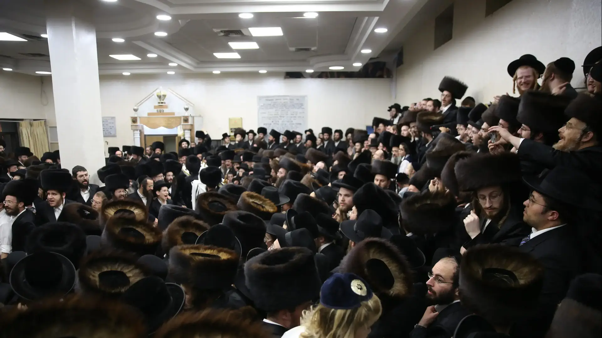 הקהל בבית המדרש של רבי שאול אלתר בהקפות שניות