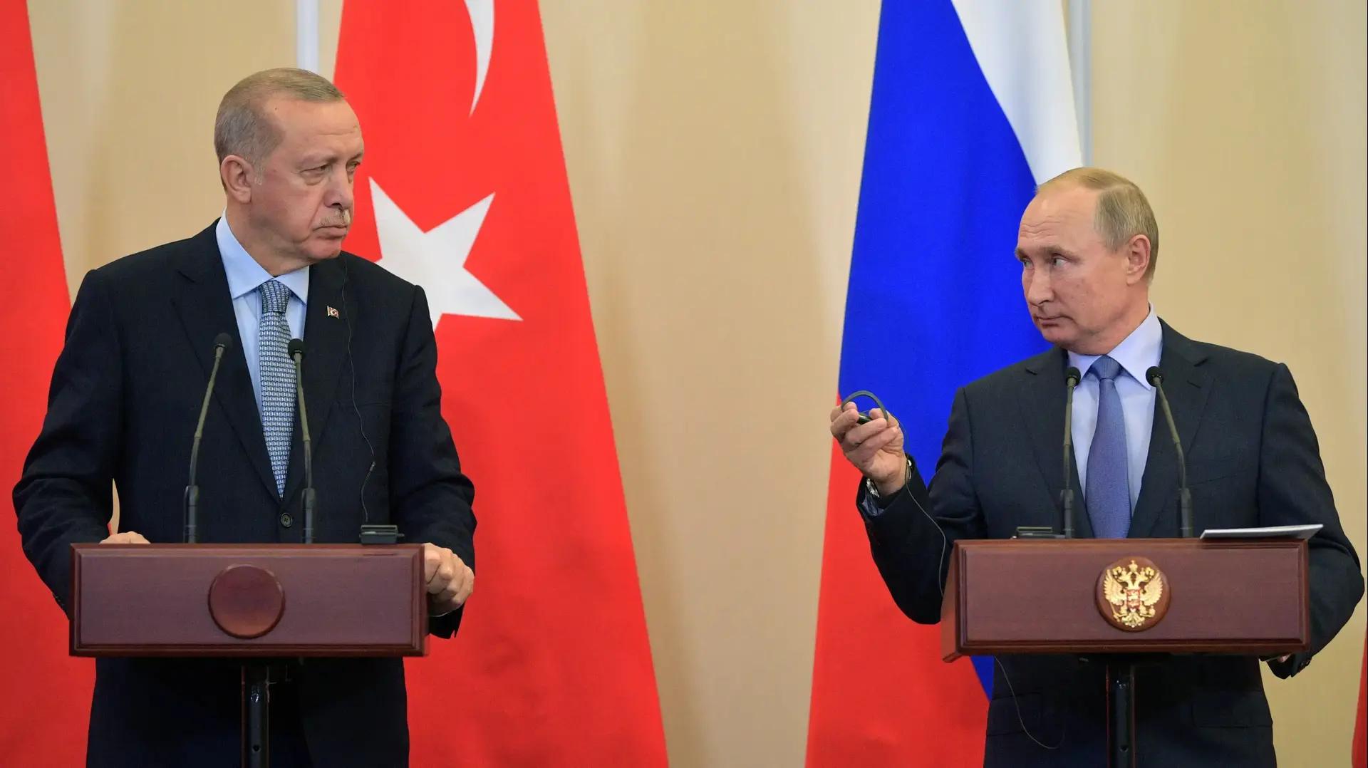 נשיא רוסיה, ולדימיר פוטין ועמיתו הטורקי ארדואן במהלך הצהרות לתקשורת לאחר פגישתם בסוצ'י 22 באוקטובר 2019 נשיא רוסיה, ולדימיר פוטין ועמיתו הטורקי ארדואן במהלך הצהרות לתקשורת לאחר פגישתם בסוצ'י 22 באוקטובר 2019