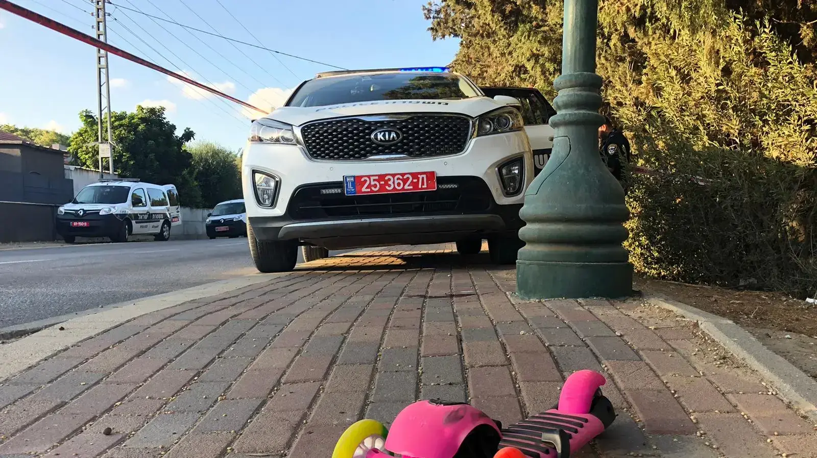 הקורקינט של יעל גולדשטיין בת ה-6 שנהרגה בתאונת הדרכים שארעה ביום שישי האחרון במושב שבתחומי מועצה אזורית באר טוביה ומתה מפצעיה היום