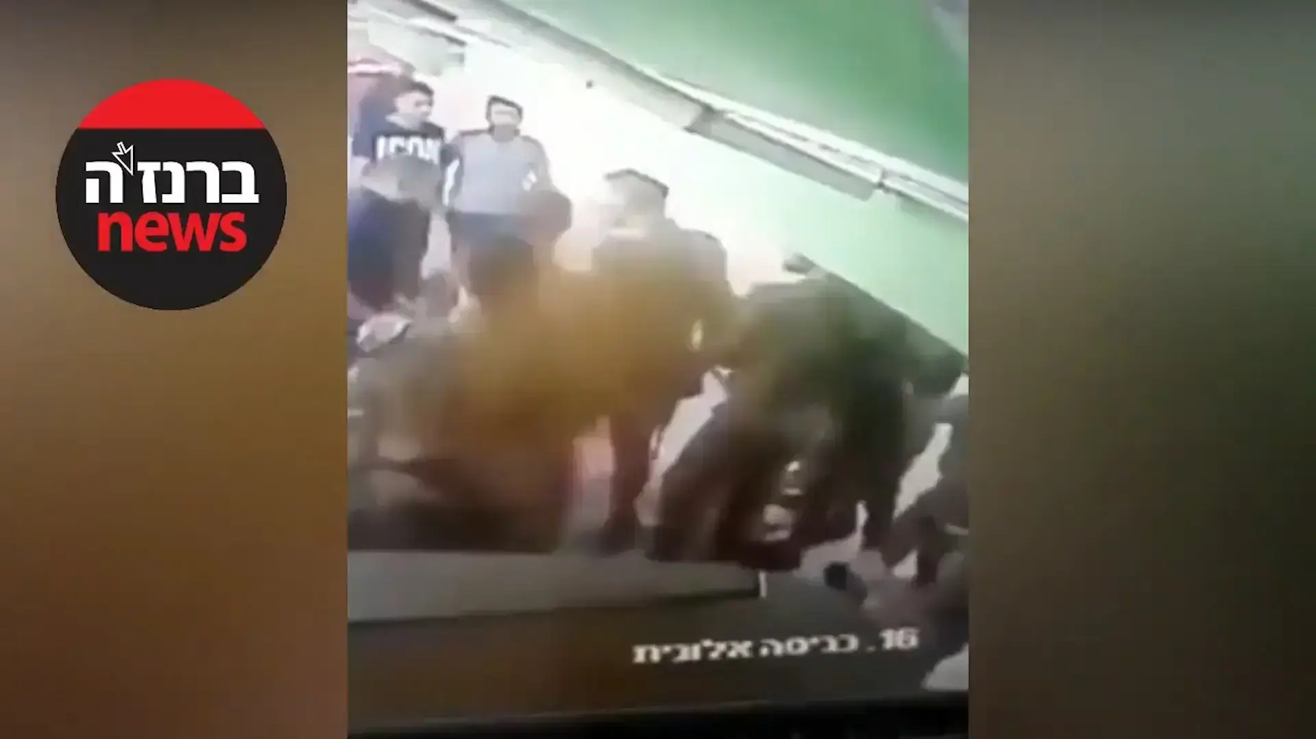 תיעוד קטטה  בין חיילים לבין צעירים בדואים בתחנת דלק בדרום
