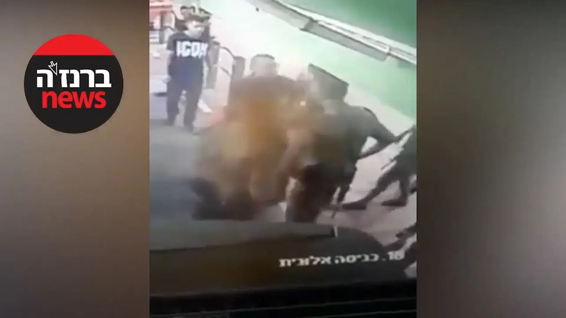 תיעוד קטטה בין חיילים לבין צעירים בדואים בתחנת דלק בדרום תיעוד קטטה בין חיילים לבין צעירים בדואים בתחנת דלק בדרום