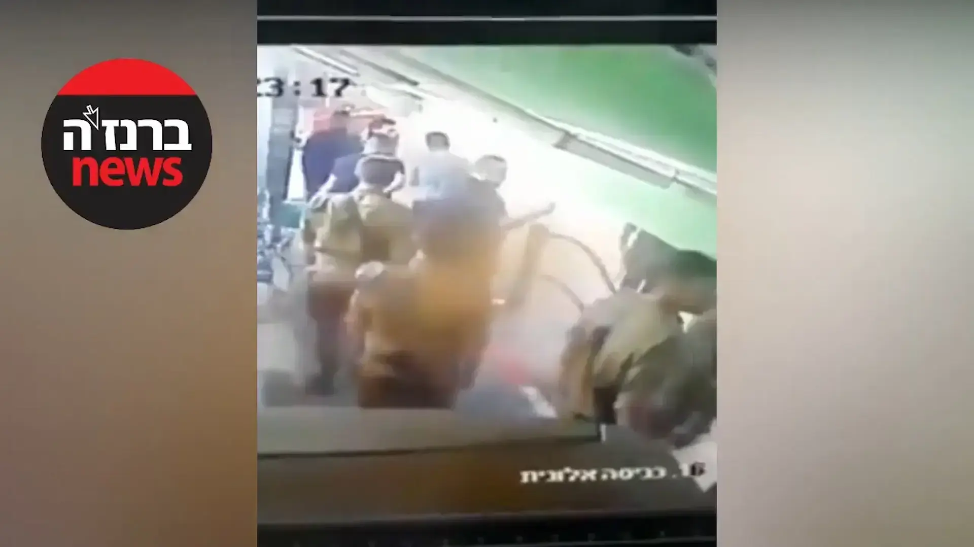 תיעוד קטטה בין חיילים לבין צעירים בדואים בתחנת דלק בדרום תיעוד קטטה בין חיילים לבין צעירים בדואים בתחנת דלק בדרום