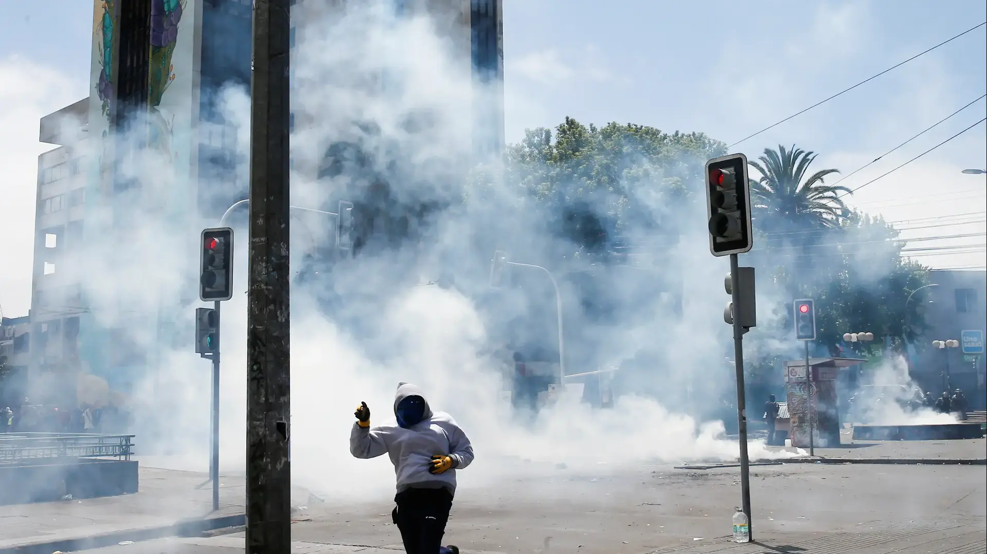 הפגנה נגד העלאת מחירי הנסיעה בתחבורה ציבורית בסנטיאגו, צ'ילה 23 באוקטובר 2019
הפגנה נגד העלאת מחירי הנסיעה בתחבורה ציבורית בסנטיאגו, צ'ילה 23 באוקטובר 2019
