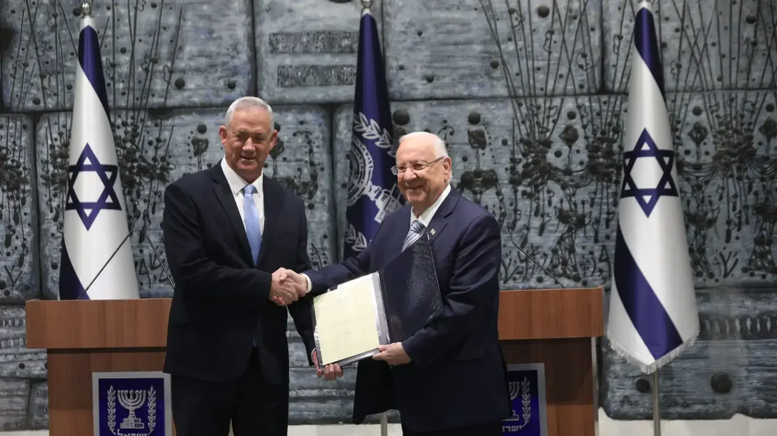 מסירת המנדט מהנשיא ריבלין לידי ח"כ גנץ
מסירת המנדט מהנשיא ריבלין לידי ח"כ גנץ