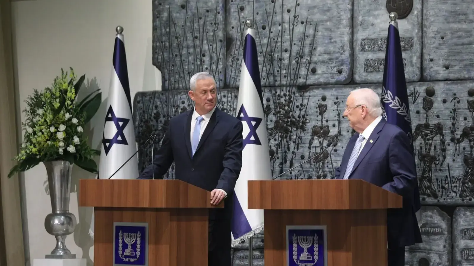 מסירת המנדט מהנשיא ריבלין לידי ח"כ גנץ
מסירת המנדט מהנשיא ריבלין לידי ח"כ גנץ