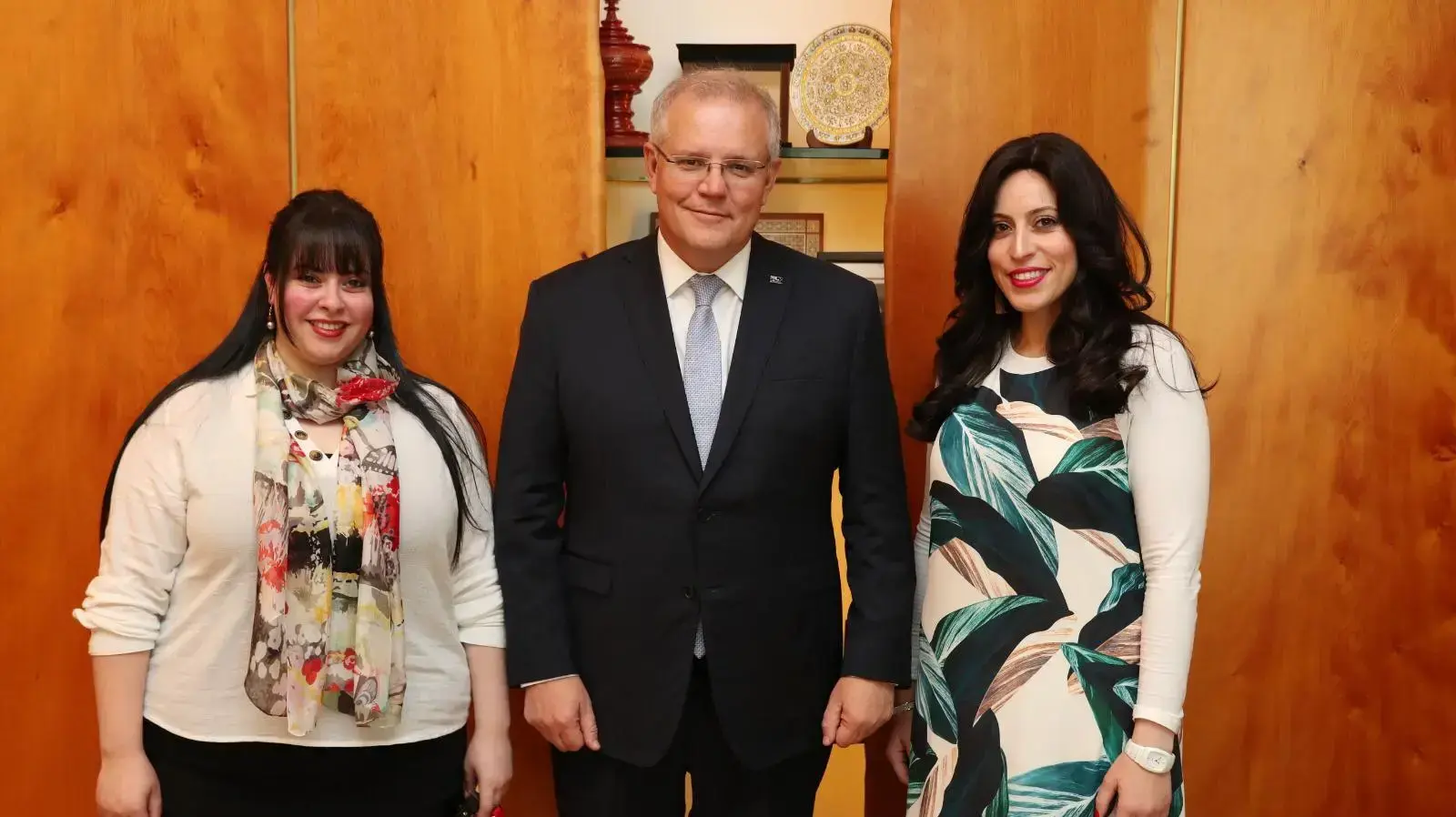 ראש ממשלת אוסטרליה, סקוט מוריסון, נפגש עם דסי ארליך וניקול מאייר, שתיים מהמתלוננות נגד מלכה לייפר, 23 באוקטובר 2019 ראש ממשלת אוסטרליה, סקוט מוריסון, נפגש עם דסי ארליך וניקול מאייר, שתיים מהמתלוננות נגד מלכה לייפר, 23 באוקטובר 2019