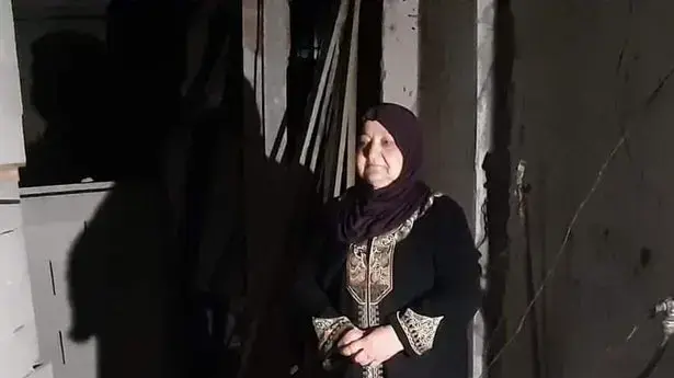 אמו של המחבל אסלאם נאג'י שרצח את לוחם דובדבן רונן לוברסקי לצד הריסות ביתה ברמאללה, 24 באוקטובר 2019 אמו של המחבל אסלאם נאג'י שרצח את לוחם דובדבן רונן לוברסקי לצד הריסות ביתה ברמאללה, 24 באוקטובר 2019