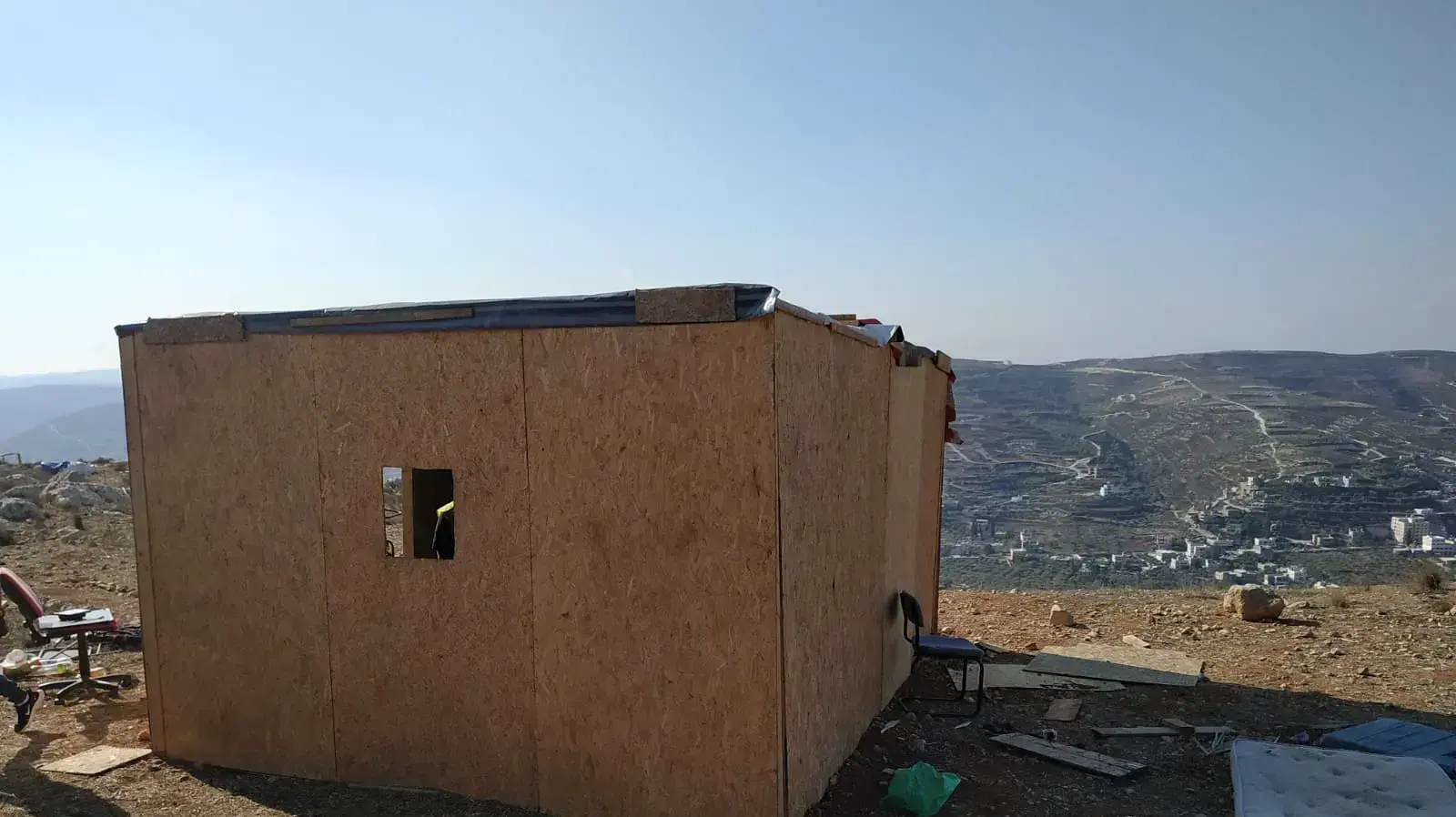 פינוי מספר צריפי עץ ובהריסת מבנה בלוקים בגבעת "שבח הארץ" הסמוכה ליצהר. פינוי מספר צריפי עץ ובהריסת מבנה בלוקים בגבעת "שבח הארץ" הסמוכה ליצהר.